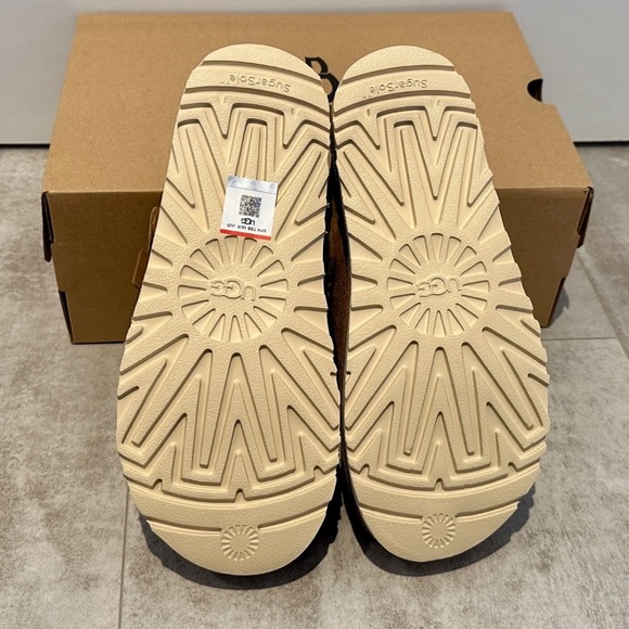 Ugg Chestnut Goldenstar Clog Slipper - Picture 3 of 3